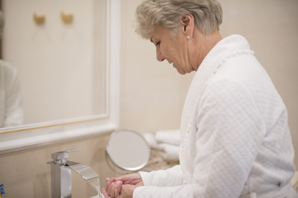 Personne âgée qui se lave les mains